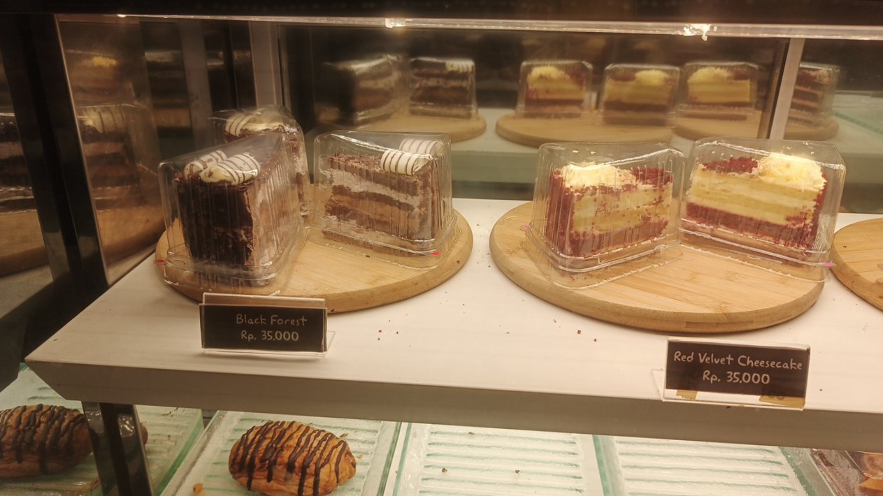 Delicius.. You have to try it. 
Holland Bakery.. Fresh on your breakfast #yummy #bakery #cake